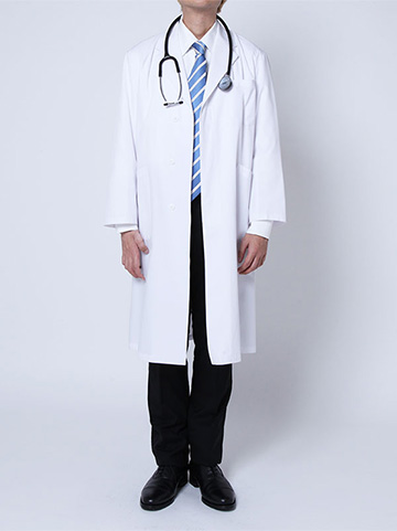 医者の衣装を着用した写真（ブラックパンツ・男性）