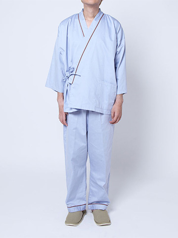 患者着の衣装を着用した写真（男性）