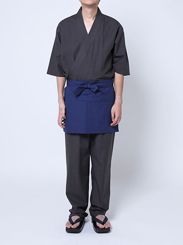 グレーの和食・居酒屋店員の衣装を着用した写真（男性）