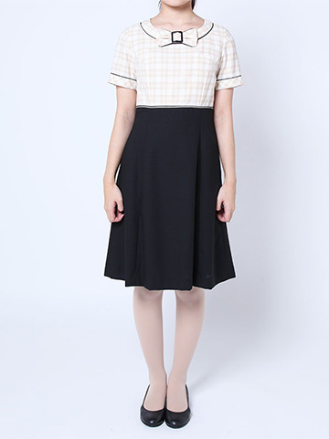 ブラウンのエステティシャンの衣装を着用した写真（女性）