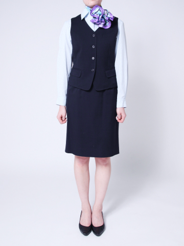 青のスカーフとネイビーのジャケットなしのCAの衣装を着用した写真（女性）