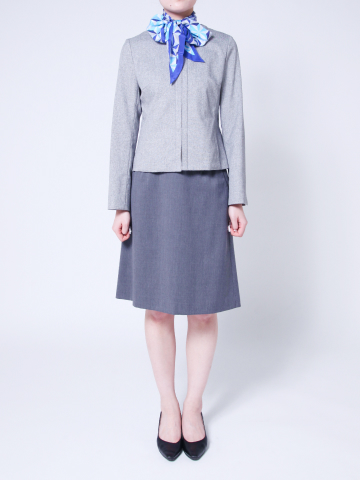 青のスカーフとグレーのCAの衣装を着用した写真（女性）